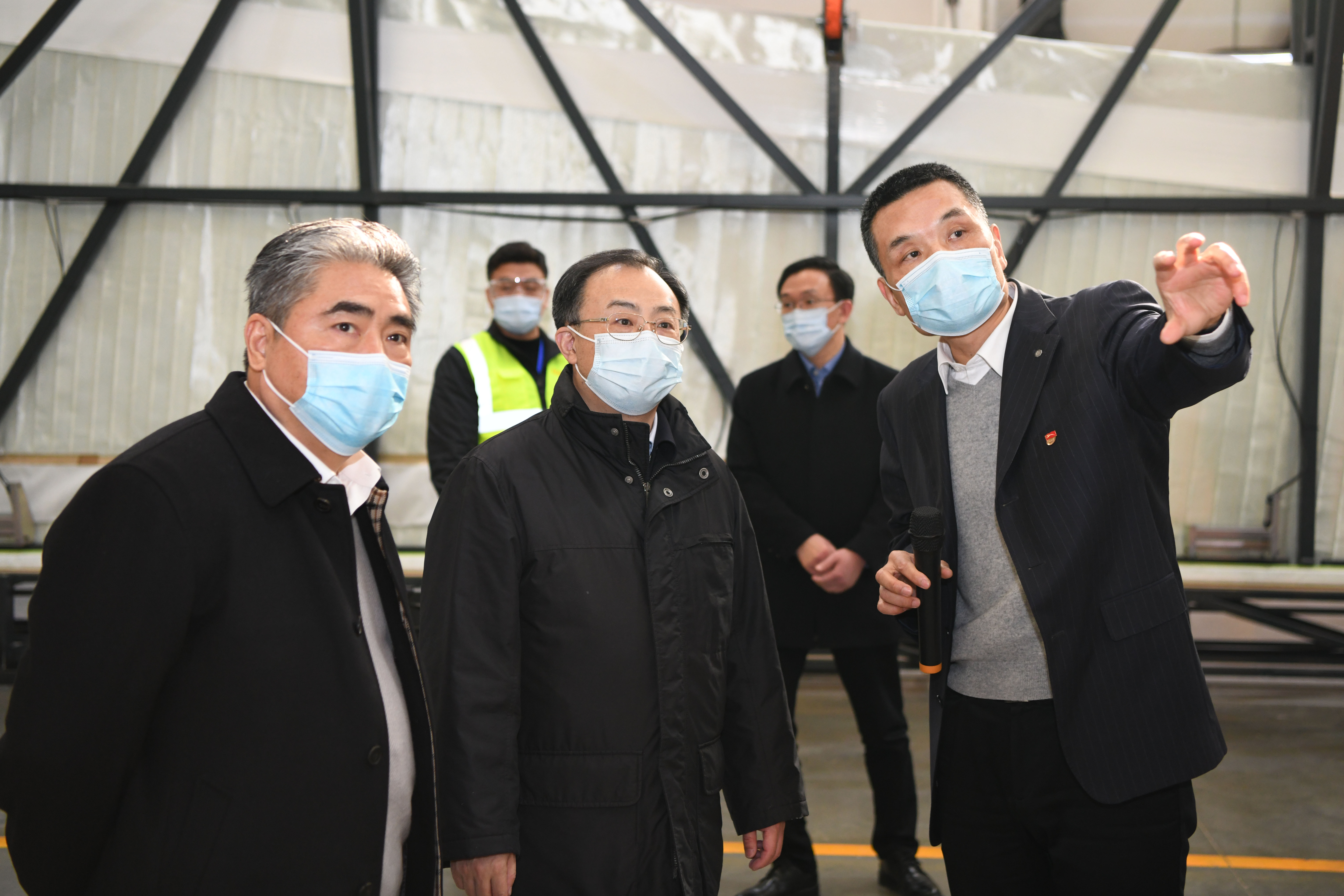 202102201638391613810319369289.jpg 副本-江蘇省省長(cháng)吳政隆調研中復連眾風(fēng)機葉片項目.jpg